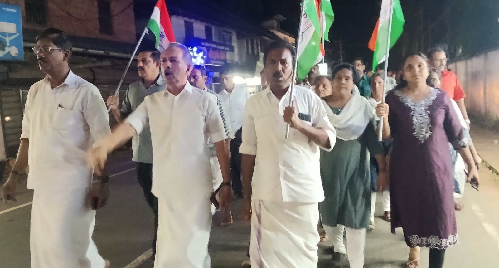രാഹുൽഗാന്ധിയെ അറസ്റ്റ് ചെയ്തതിൽ പ്രതിഷേധിച്ച് കോടിയേരി, പാറാൽ മണ്ഡലം കമ്മിറ്റികളുടെ അഭിമുഖ്യത്തിൽ മാടപീടികയിൽ പ്രതിഷേധ പ്രകടനവും യോഗവും