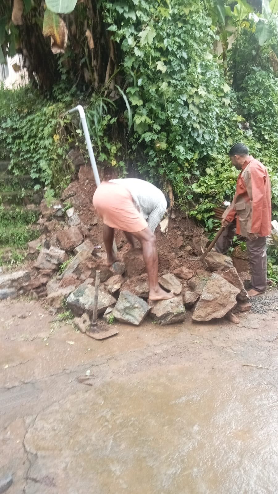 കനത്ത മഴ: മണ്ടപറമ്പ് കോളനിയിൽ മതിലും കുടിവെള്ള പൈപ്പും തകർന്നു