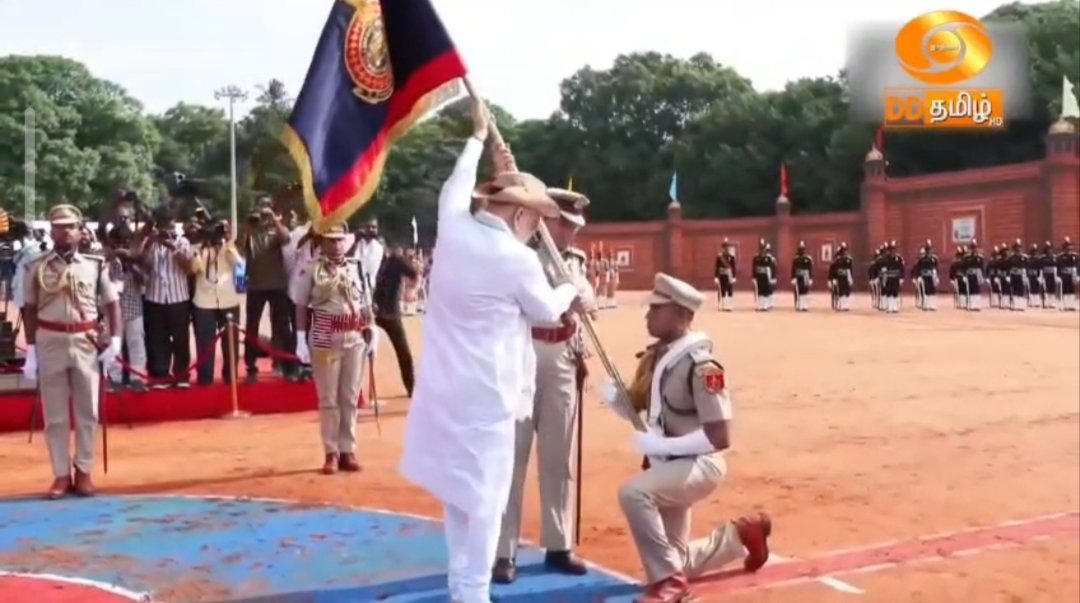 രാഷ്ട്രപതിയുടെ വർണ്ണപതാക  കൈമാറി.