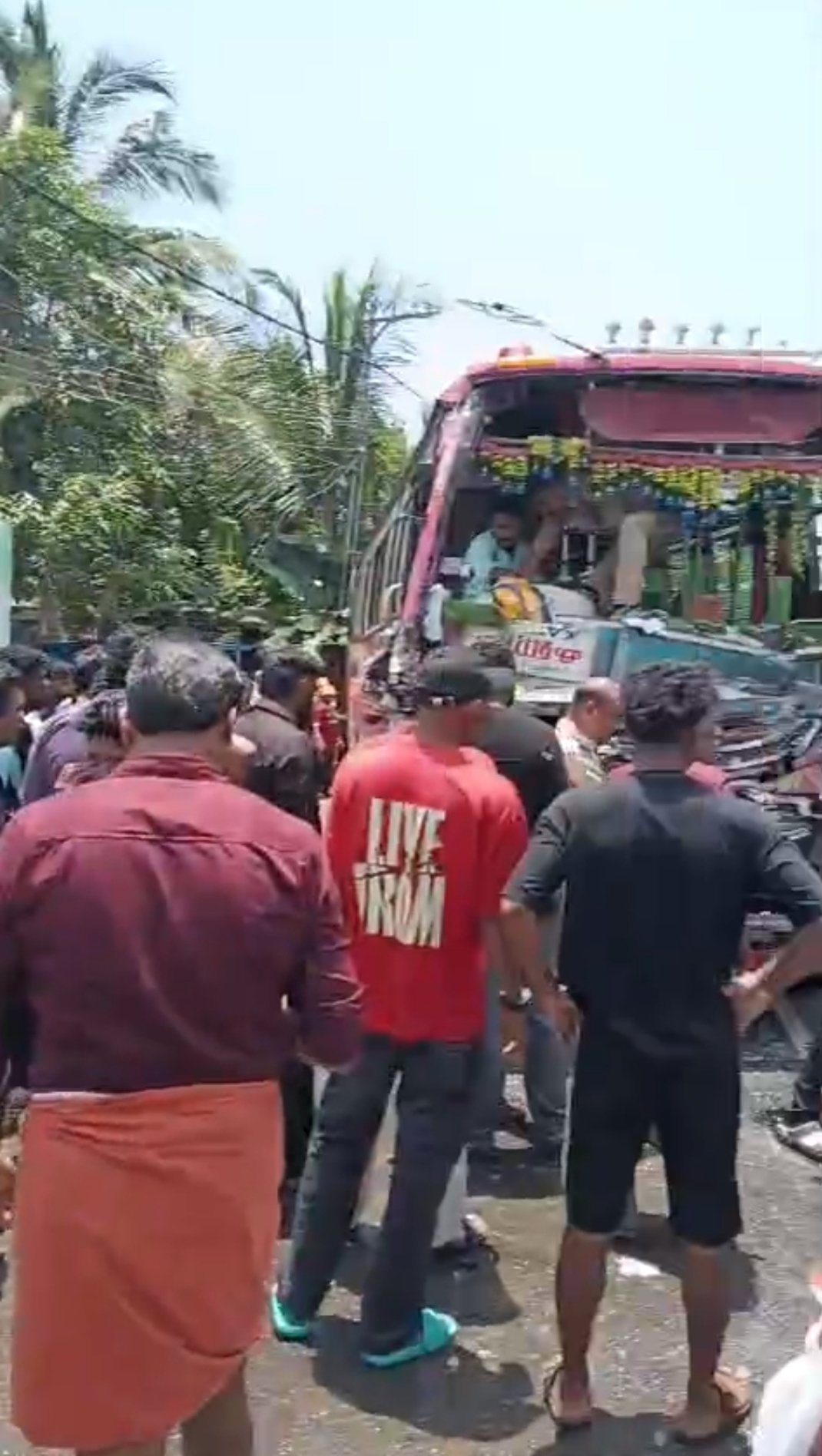 തലശേരി പുന്നോലിൽ സ്വകാര്യ ബസുകൾ കൂട്ടിയിടിച്ച് അപകടം; നാൽപതോളം യാത്രക്കാർക്ക് പരിക്ക്