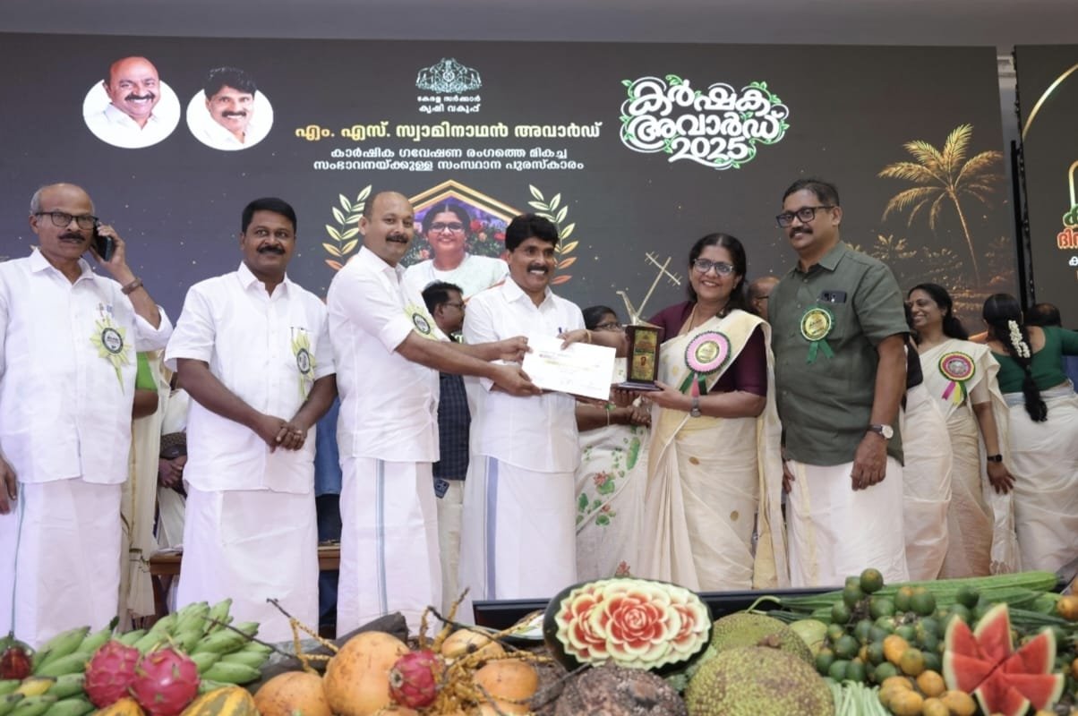 ഡോ. ഹസീന ഭാസ്കർ അവാർഡ് ഏറ്റുവാങ്ങി