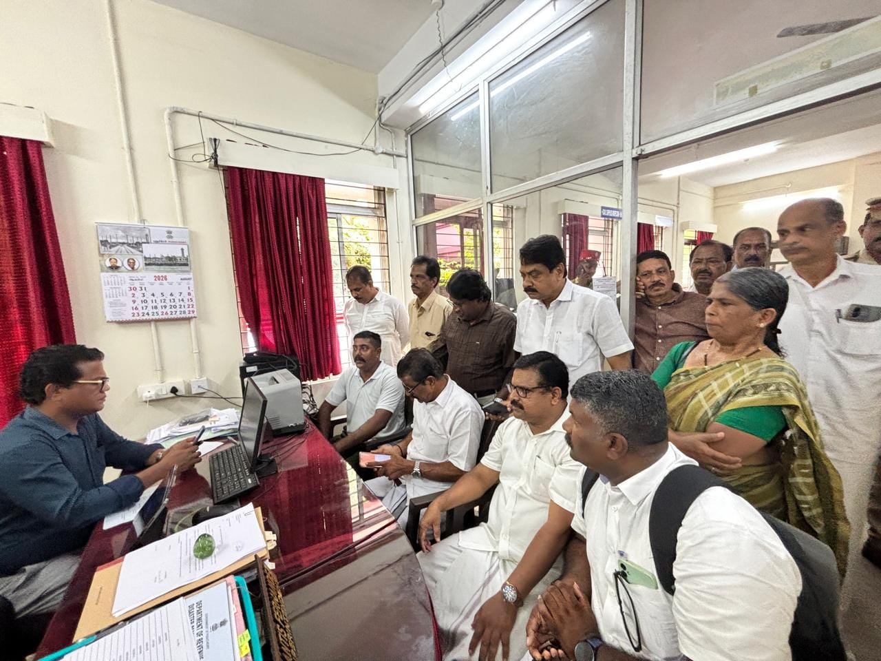 മാഹി സിവിൽ സപ്ലൈസ് ഓഫീസ് ഉപരോധം: അരി വിതരണം നാളെ മുതൽ ആരംഭിക്കുമെന്ന് ഉറപ്പ്; സമരം പിൻവലിച്ചു