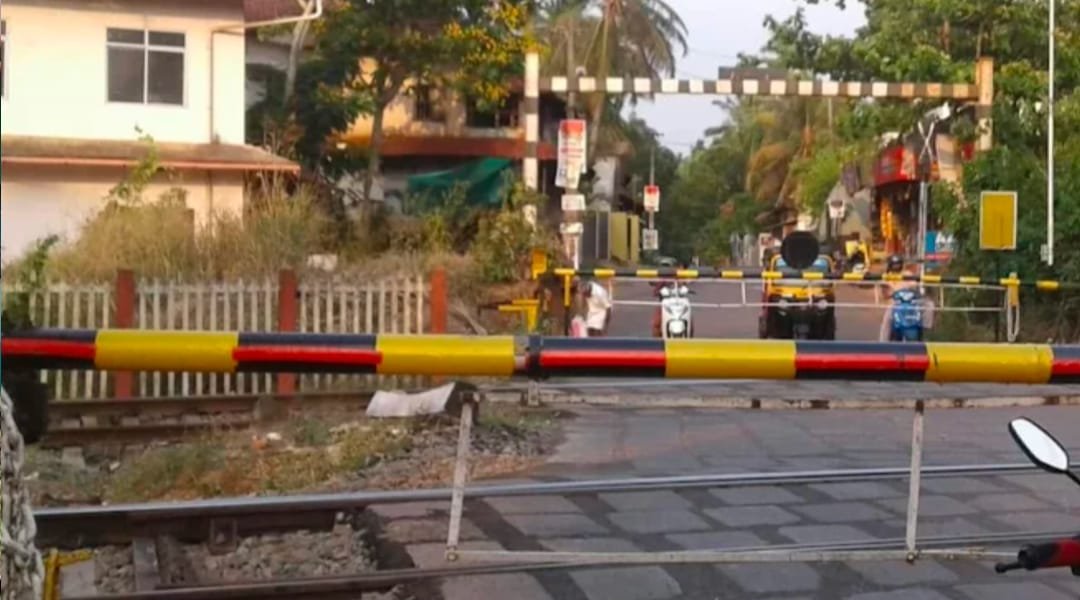 പെരിങ്ങാടി ഗേറ്റ് വീണ്ടും തകരാറിൽ: ഗതാഗതം തടസ്സപ്പെട്ടു