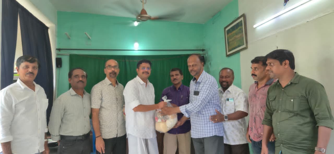 ഓണക്കിറ്റ് വിതരണം ചെയ്തു .