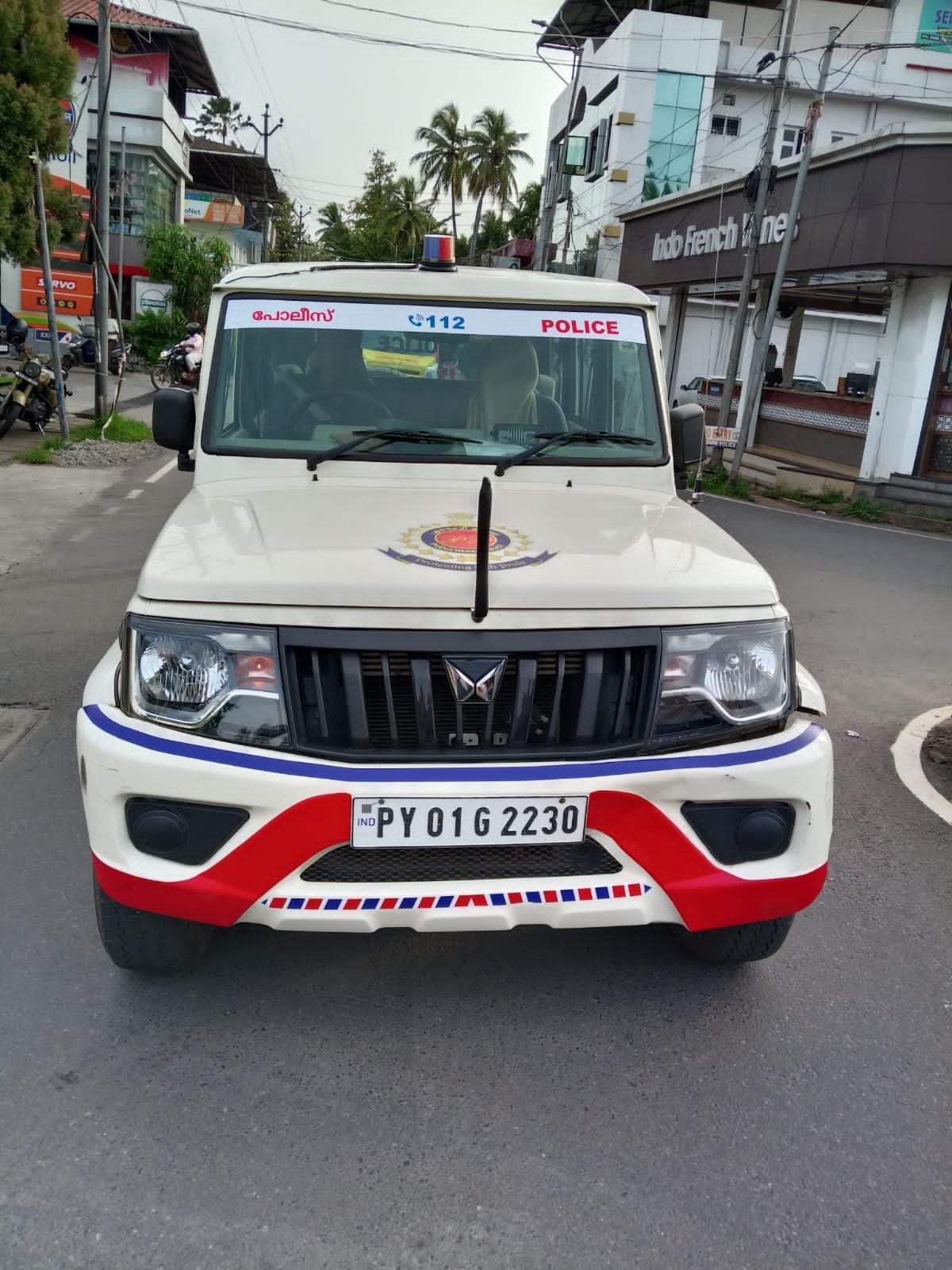 തൊപ്പിക്ക് പുറമെ പോലീസ് വാഹനങ്ങളും കളറാക്കി