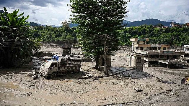 നേപ്പാള്‍ പ്രളയം: മരണം 165 കവിഞ്ഞു, കാണാമറയത്ത് ആയിരത്തോളം പേര്‍, കാണാതായവരില്‍ 300 ഓളം ഇന്ത്യക്കാരെന്ന് നേപ്പാള്‍ വിദേശകാര്യമന്ത്രി