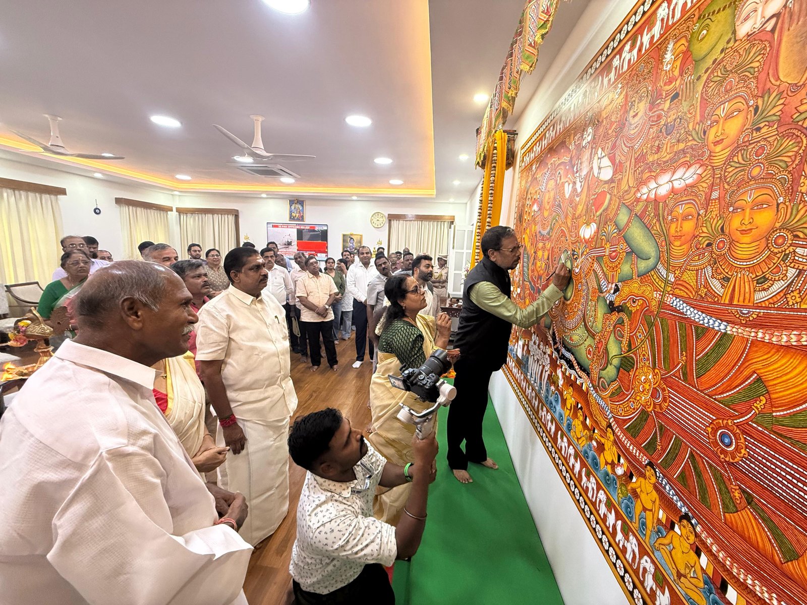 പുതുച്ചേരിക്ക് മയ്യഴിയുടെ വർണ്ണാദരം - ലോക് നിവാസിൽ ചിത്രങ്ങൾ സമർപ്പിച്ചു