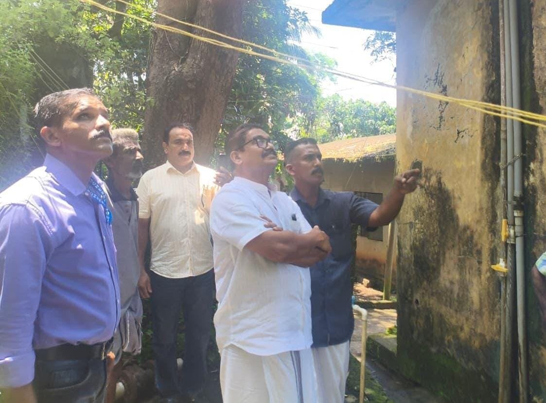 അപകടഭീഷണിയായ മരങ്ങൾ മുറിച്ചു നീക്കി