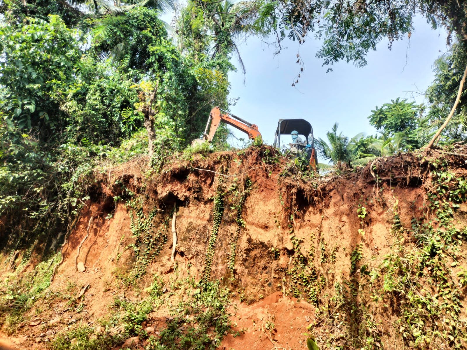 ഒളവിലംചെങ്ങര പറമ്പിലെ അപകടാവസ്ഥയ്ക്ക് പരിഹാരം കാണണം*