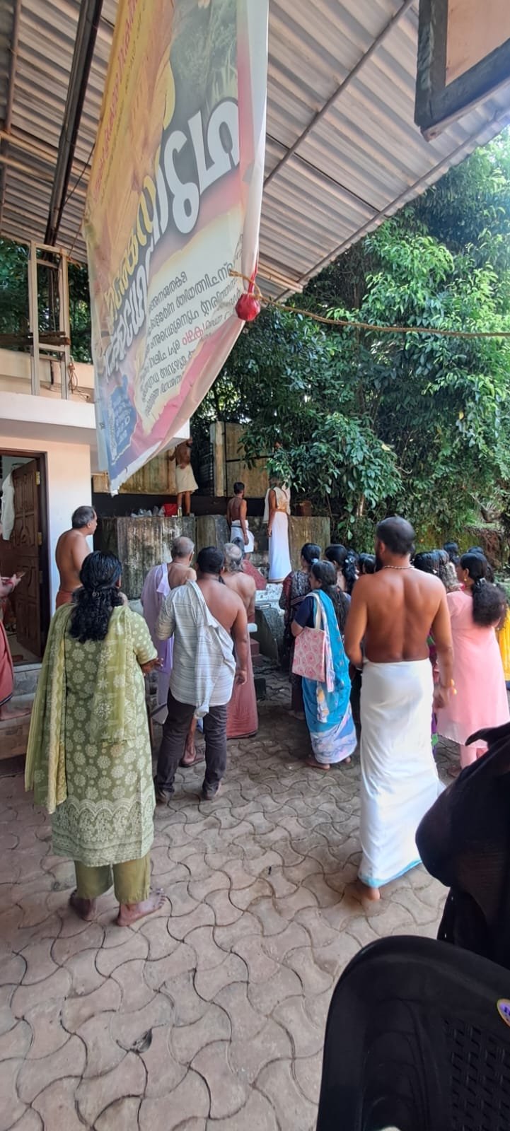വരപ്രത്ത് ക്ഷേത്രത്തിൽ നാഗക്കാവ് മാറ്റി വെക്കൽ നടത്തി