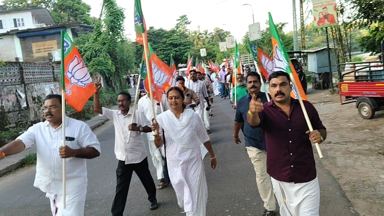 അമിത് ഷായെ തടഞ്ഞതിൽ പ്രതിഷേധിച്ച് മാഹിയിൽ ബി ജെ പി പ്രകടനം നടത്തി