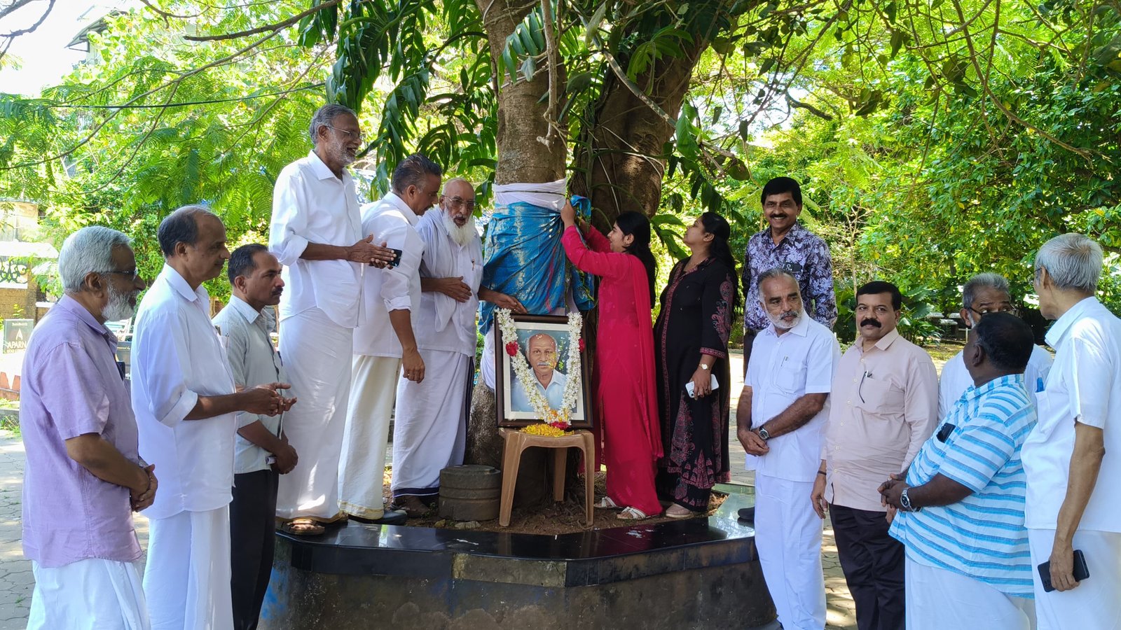 സി.എച്ച്. ഗംഗാധരൻ അനുസ്മരണം: തണൽ മരത്തെ ആദരിച്ചു(സി.എച്ചിന് മാഹിയിൽ സ്മാരകം വേണം)