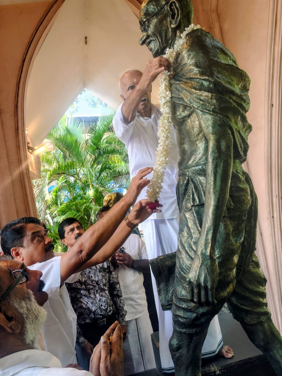 ഗാന്ധി ജയന്തി: പുഷ്പാർച്ചന നടത്തി