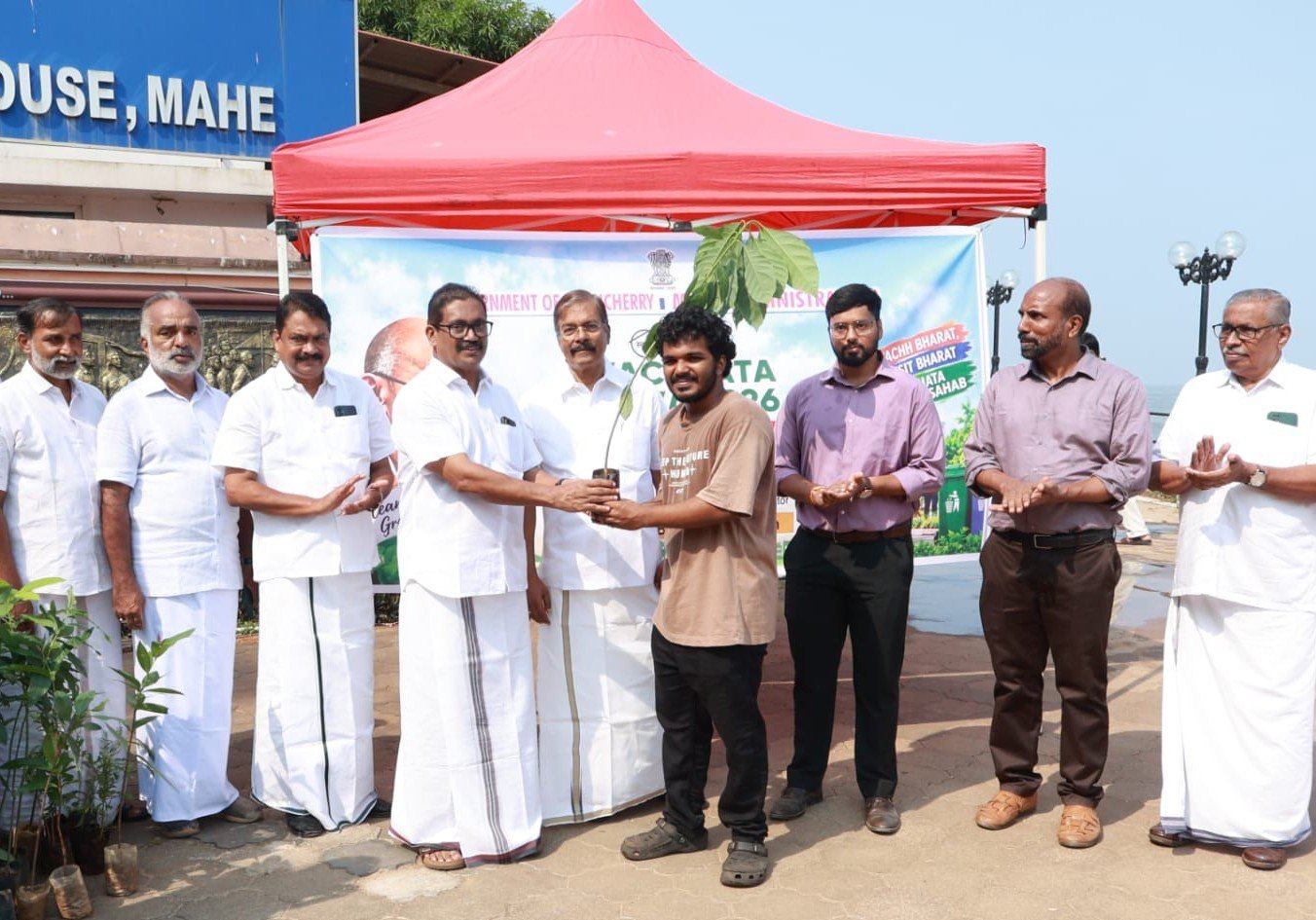 ഗാന്ധിജയന്തി ദിനം: മാഹിയിൽ ശുചീകരണവും വൃക്ഷതൈ വിതരണവും നടത്തി