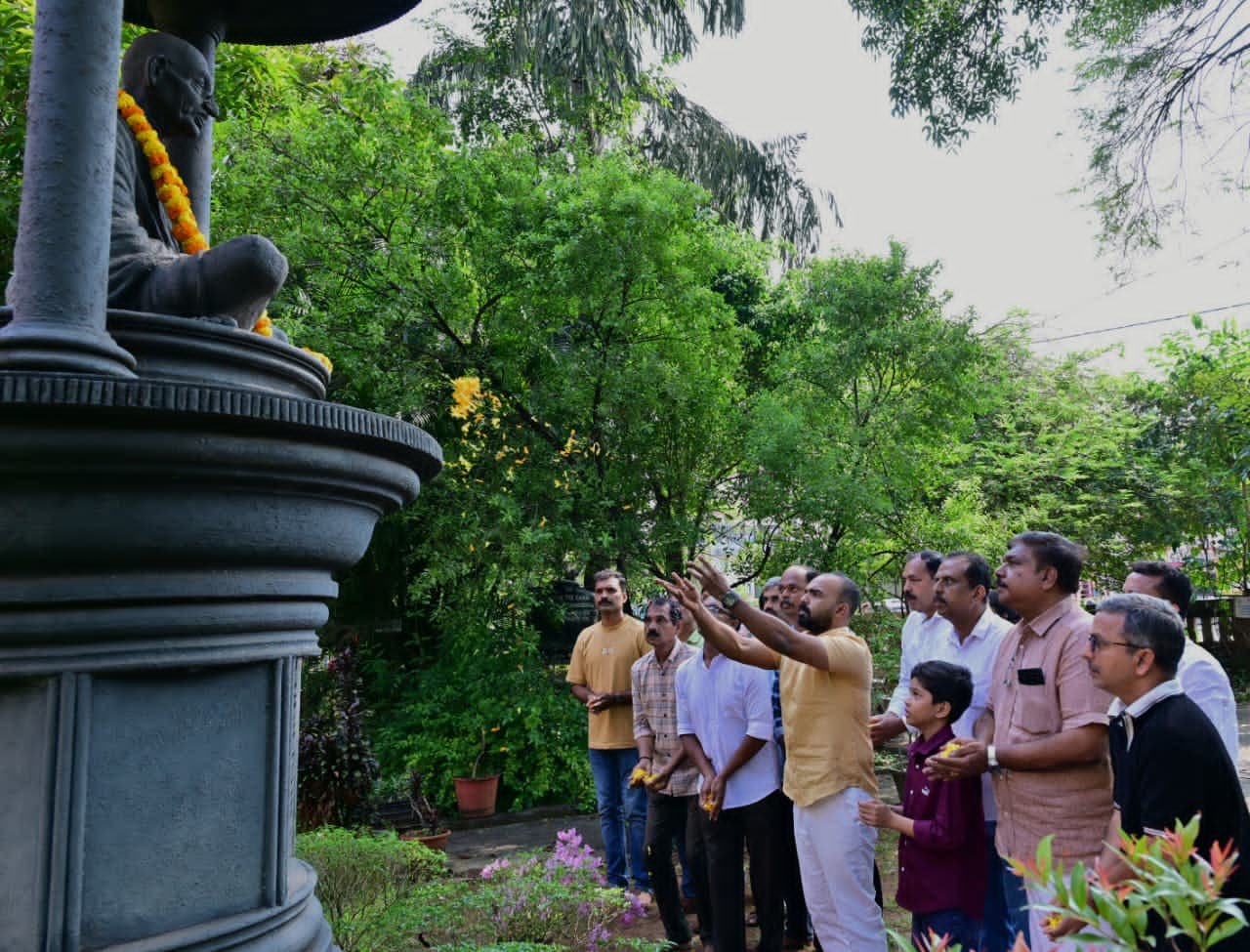 *ഗാന്ധി പ്രതിമയില്‍ പുഷ്പാര്‍ച്ചന നടത്തി*
