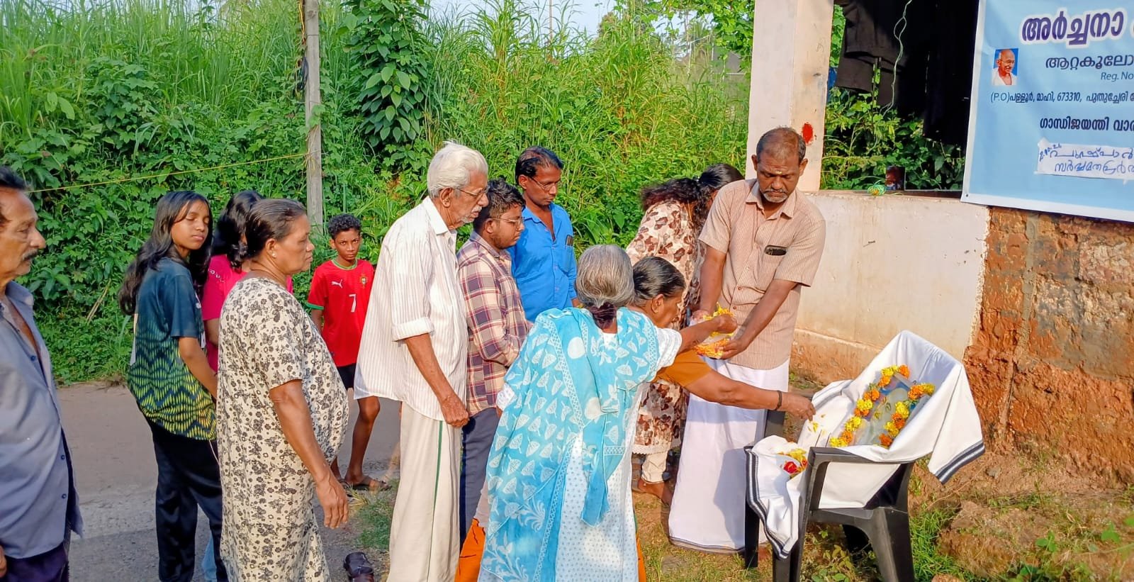 ഗാന്ധി ജയന്തി വാരാഘോഷം: പരിസര ശുചീകരണം നടത്തി