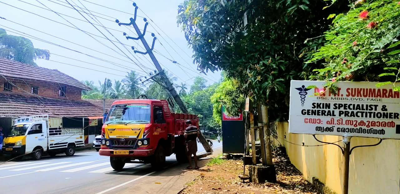 മൊട്ടമ്മലിൽ ടിപ്പർ ലോറിയിടിച്ച് വൈദ്യുത തൂൺ തകർന്നു