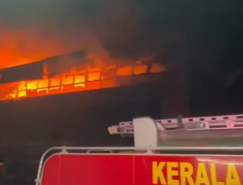 ഓർക്കാട്ടേരിയിൽ വൻ തീപിടുത്തം; ഫാൻസി കട കത്തി നശിച്ചു.