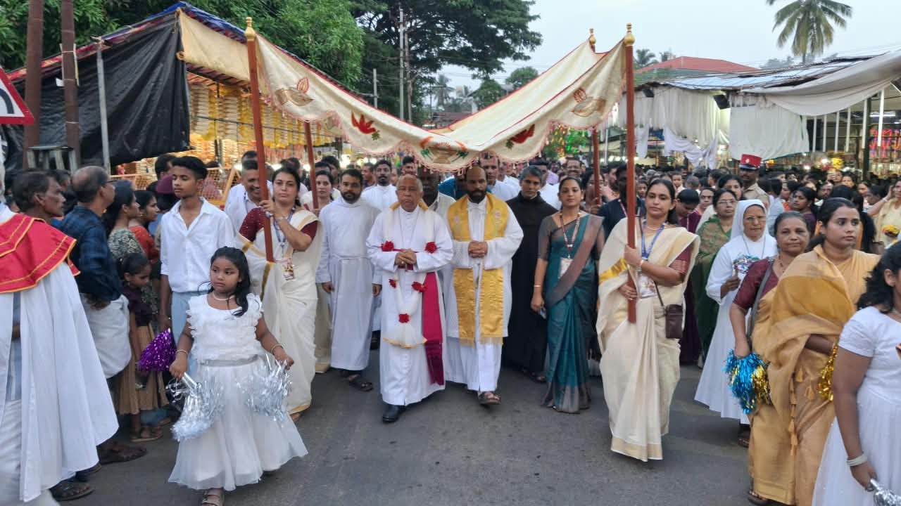 കണ്ണൂർ രൂപത മെത്രാൻ അഭിവന്ദ്യ അലക്സ് വടക്കുംതല പിതാവിന് സെമിത്തേരി റോഡ് ജംഗ്ഷനിൽ വച്ച് സ്വീകരണം നൽകി.