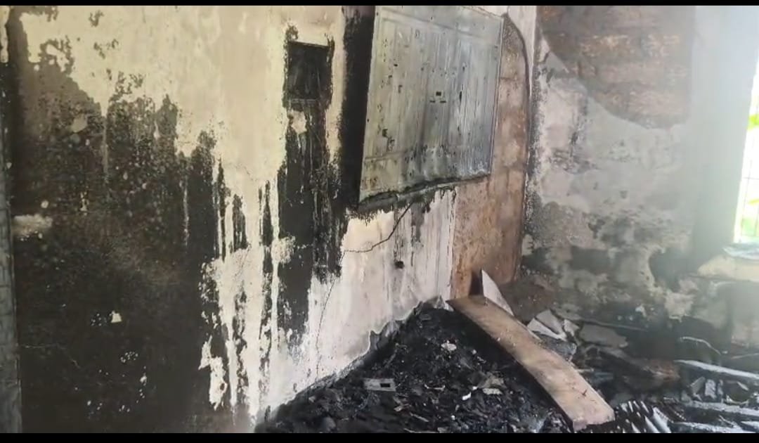 വൻ തീപിടുത്തം: പള്ളൂരിൽ ഇരുനില വീട് കത്തിനശിച്ചു  ഷോർട്ട് സർക്യൂട്ടെന്ന് സംശയം, 30 ലക്ഷം രൂപയുടെ നാശനഷ്ടം