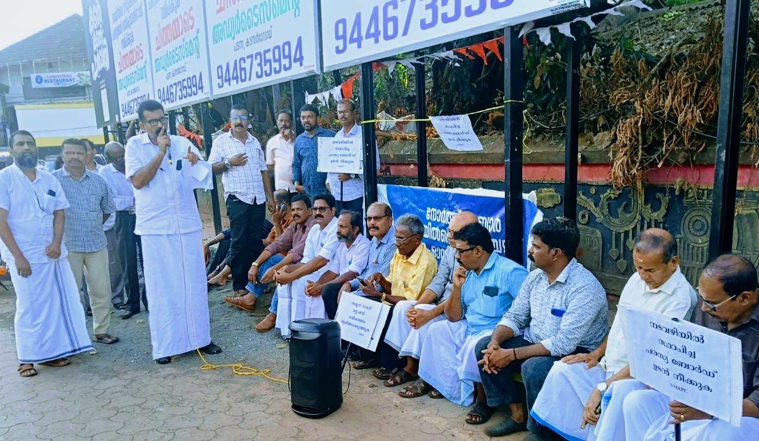 റെയിൽ യാത്രക്കാർ കുത്തിയിരിപ്പ് സമരം നടത്തി.