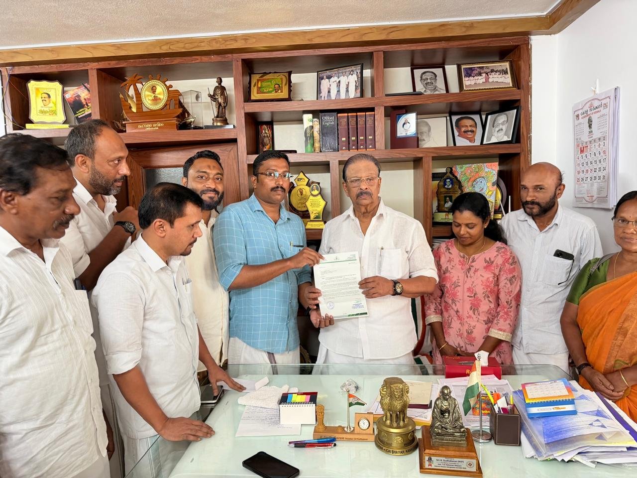 പെരിങ്ങാടി റെയിൽവേ മേൽപ്പാലം: കെ. സുധാകരൻ എം.പി. ക്ക് നിവേദനം നൽകി