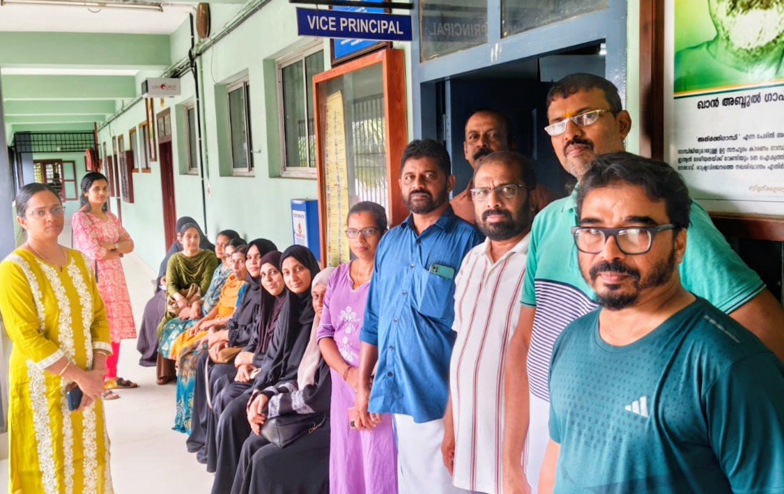 ഐ.കെ.കുമാരൻ സ്കൂൾ: അദ്ധ്യാപകരെ സ്ഥലം മാറ്റിയതിൽ പ്രതിക്ഷേധം