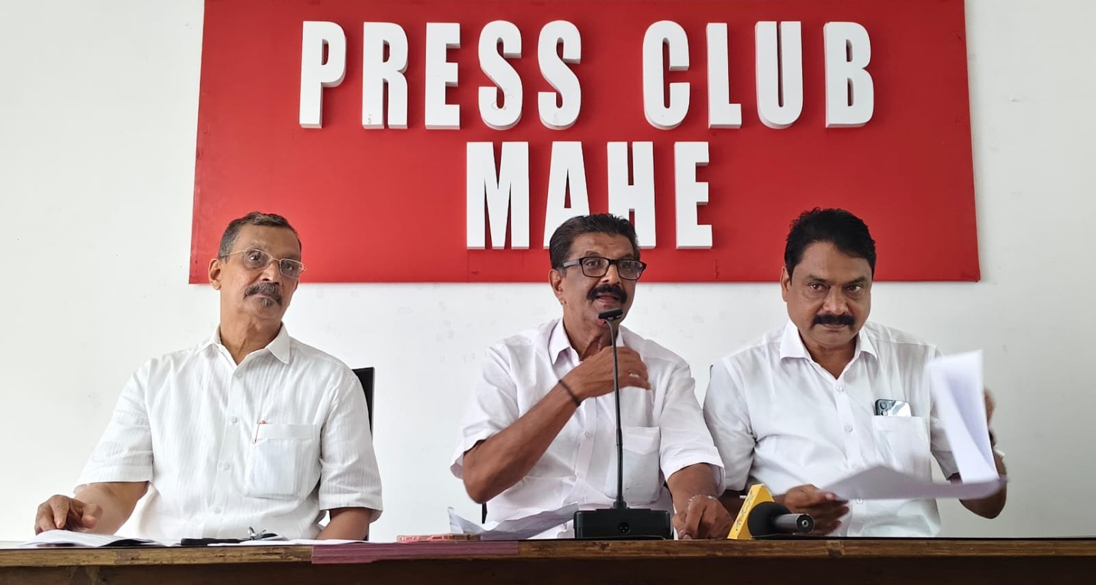 മാഹിയിൽ പുതിയ പെട്രോൾ പമ്പുകൾക്ക് എൻ.ഒ.സി. നൽകരുത്: കോൺഗ്രസ്