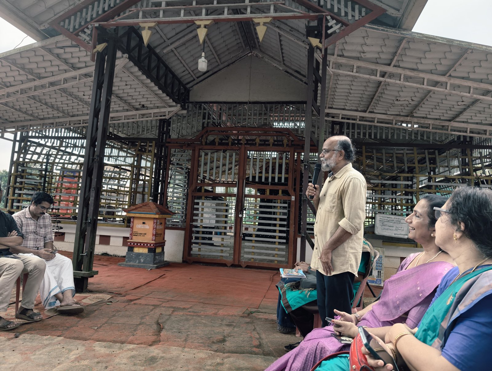 ക്ഷേത്രമുറ്റത്തെ സാഹിത്യസംവാദം