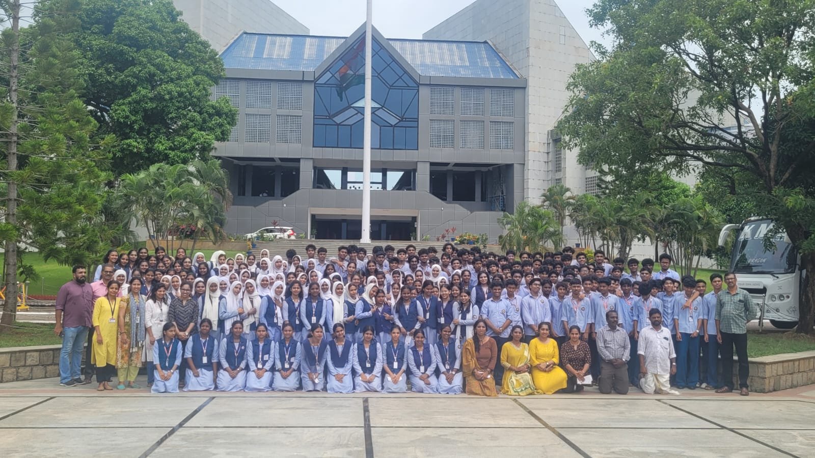 ഏഴിമല നേവൽ അക്കാദമിയിലേക്ക് സൗജന്യ പഠന യാത്ര സംഘടിപ്പിച്ചു