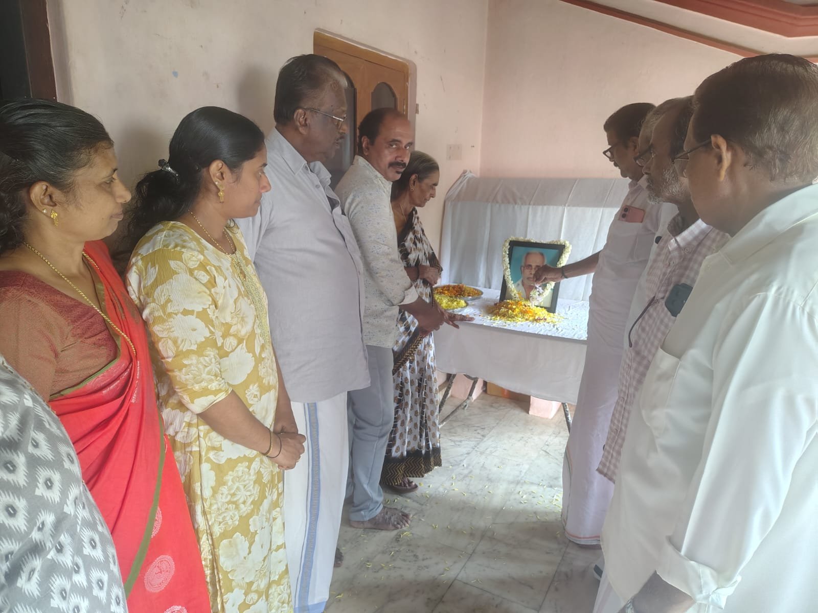 പുഷ്പാർച്ചനയും അനുസ്മരണവും നടത്തി