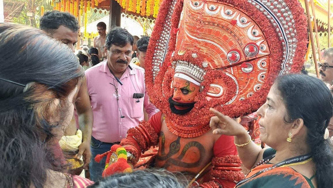 തുലാം പത്ത് പിറന്നു; ഉത്തരമലബാറിലെ കാവുകളിൽ ഇനി തെയ്യക്കാലത്തിന്റെ ചിലമ്പൊലി