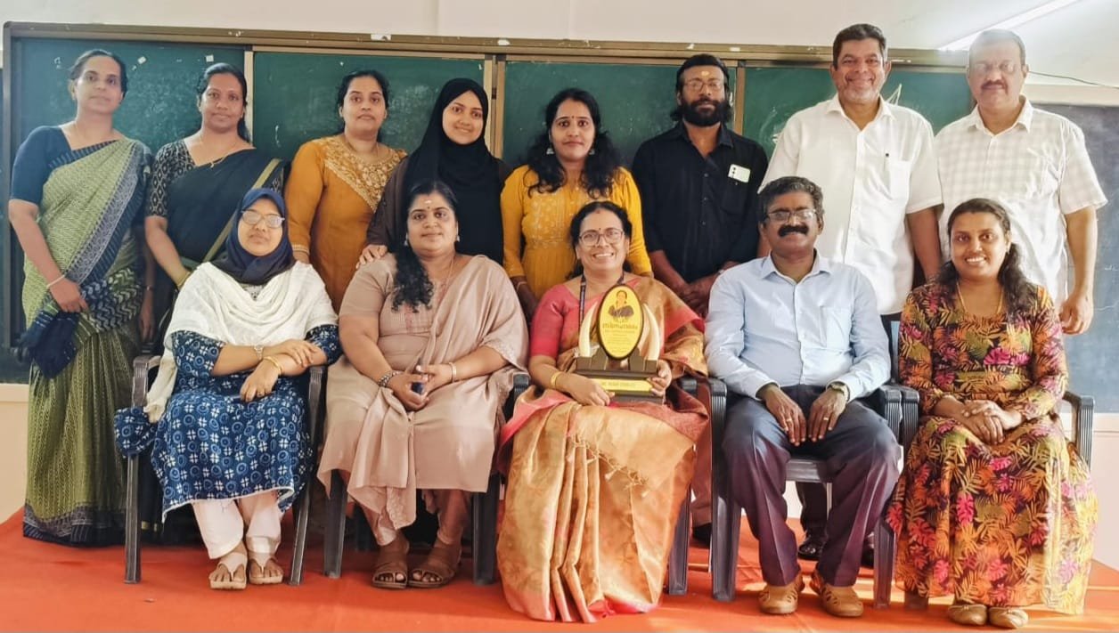 ഹെഡ്മിസ്ട്രസ് സീതാലക്ഷ്മി ടീച്ചർക്ക് യാത്രയയപ്പ് നൽകി